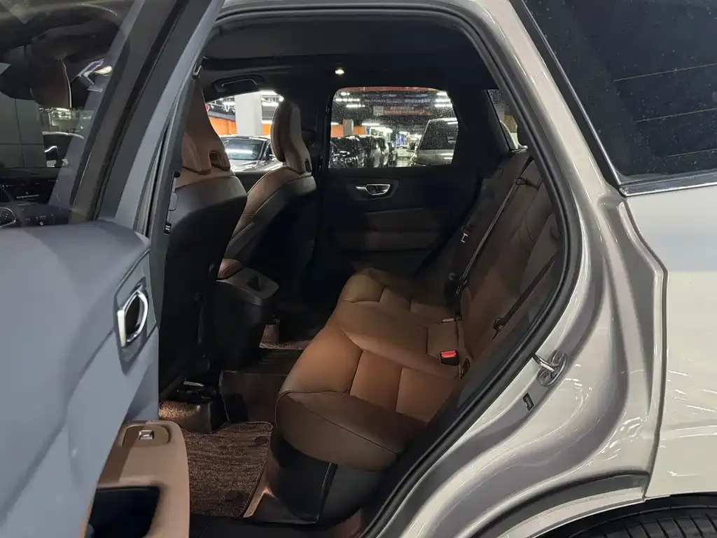 Volvo XC60 — фото 2