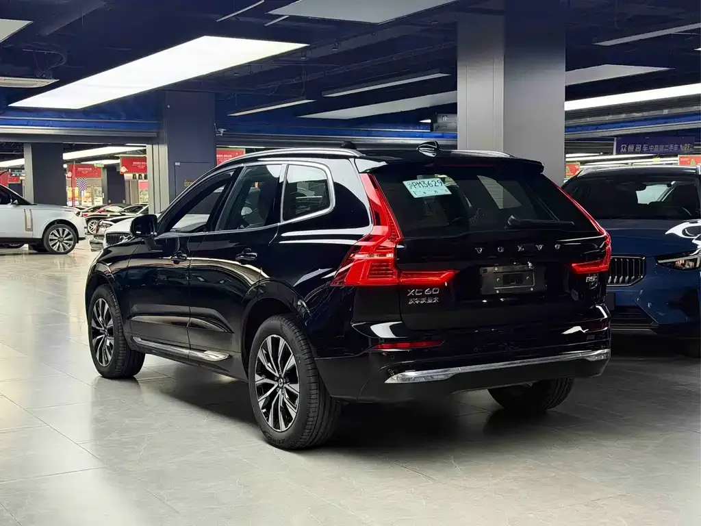 Volvo XC60 — фото 8