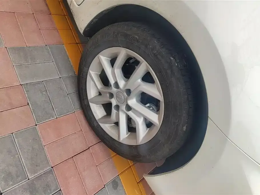 Nissan Tiida 2023 из CN, фото 2