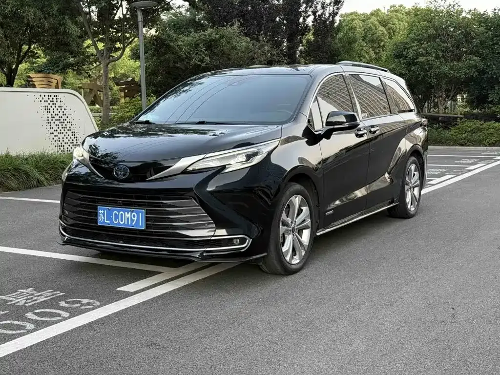Toyota Sienna — фото 1