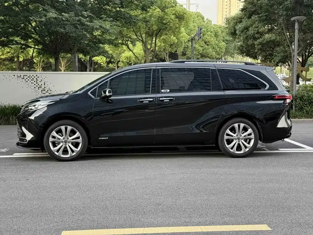Toyota Sienna — фото 2