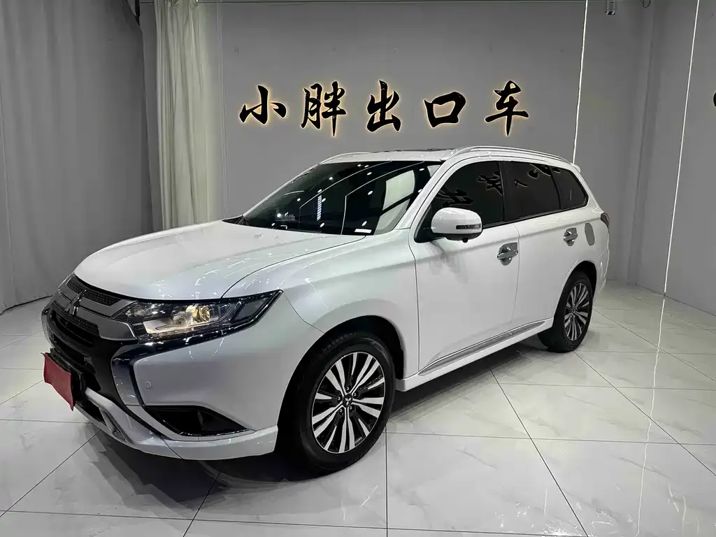 Mitsubishi Outlander — фото 1