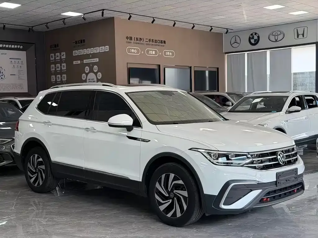 Volkswagen Tiguan L — фото 8
