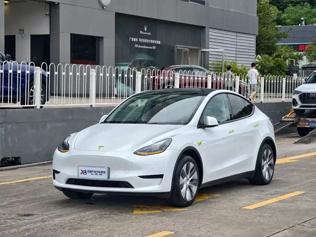 Tesla Model Y — фото 1