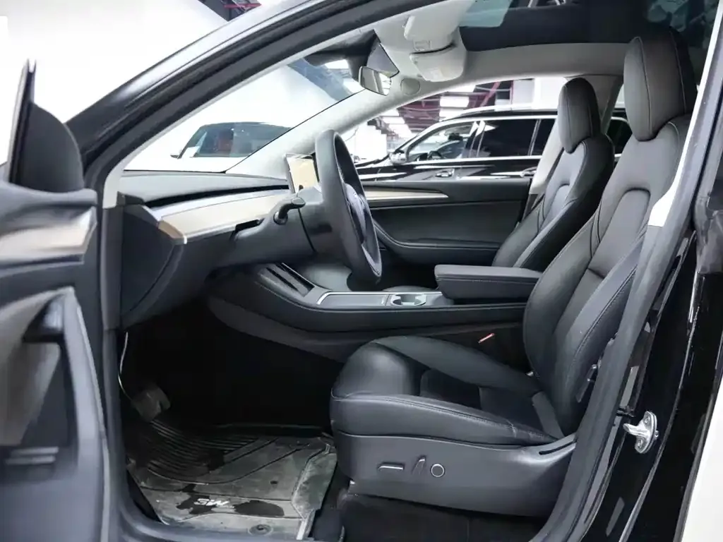 Tesla Model Y — фото 10