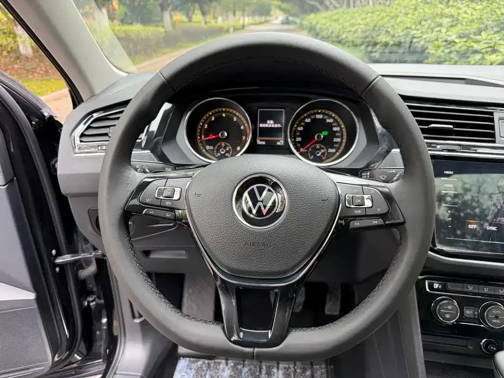 Volkswagen Tiguan L — фото 3