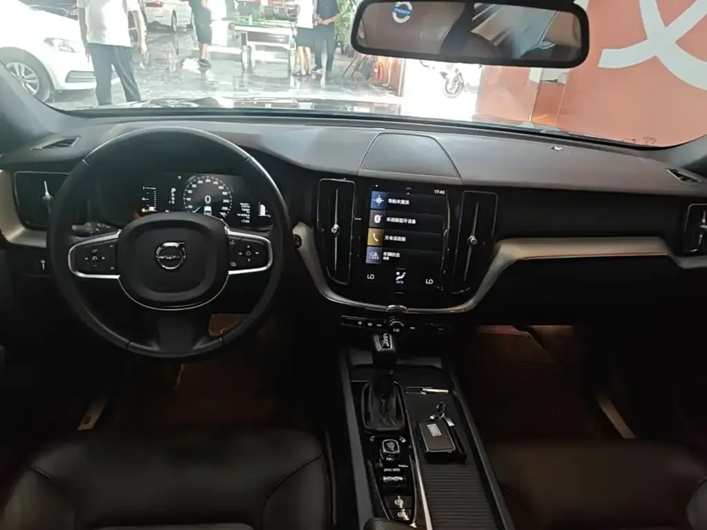 Volvo XC60 — фото 2