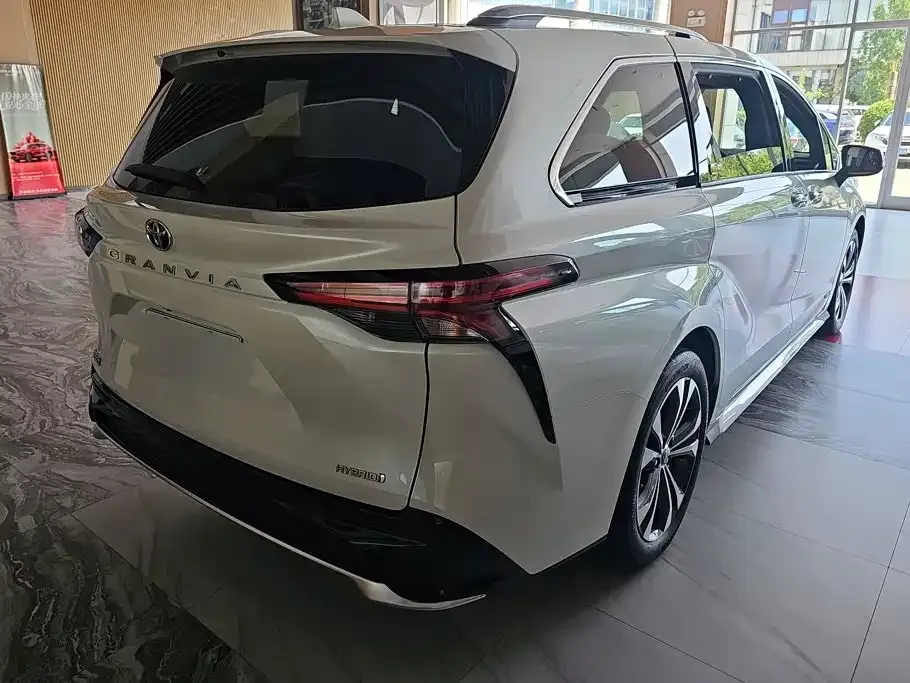 Toyota Granvia — фото 10