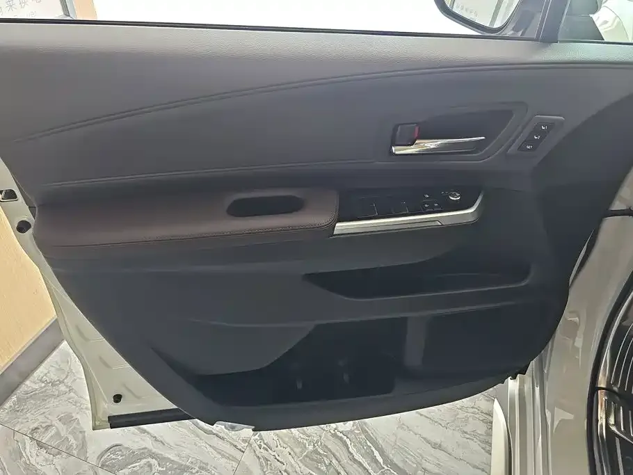 Toyota Granvia — фото 6