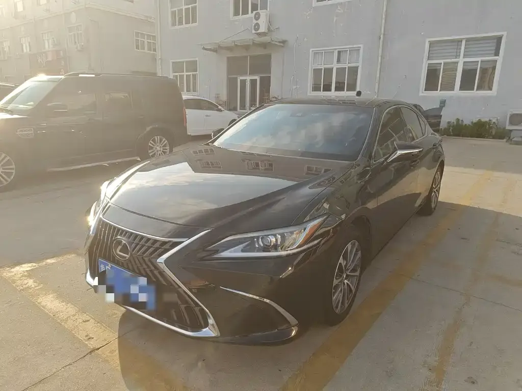 Lexus ES — фото 1