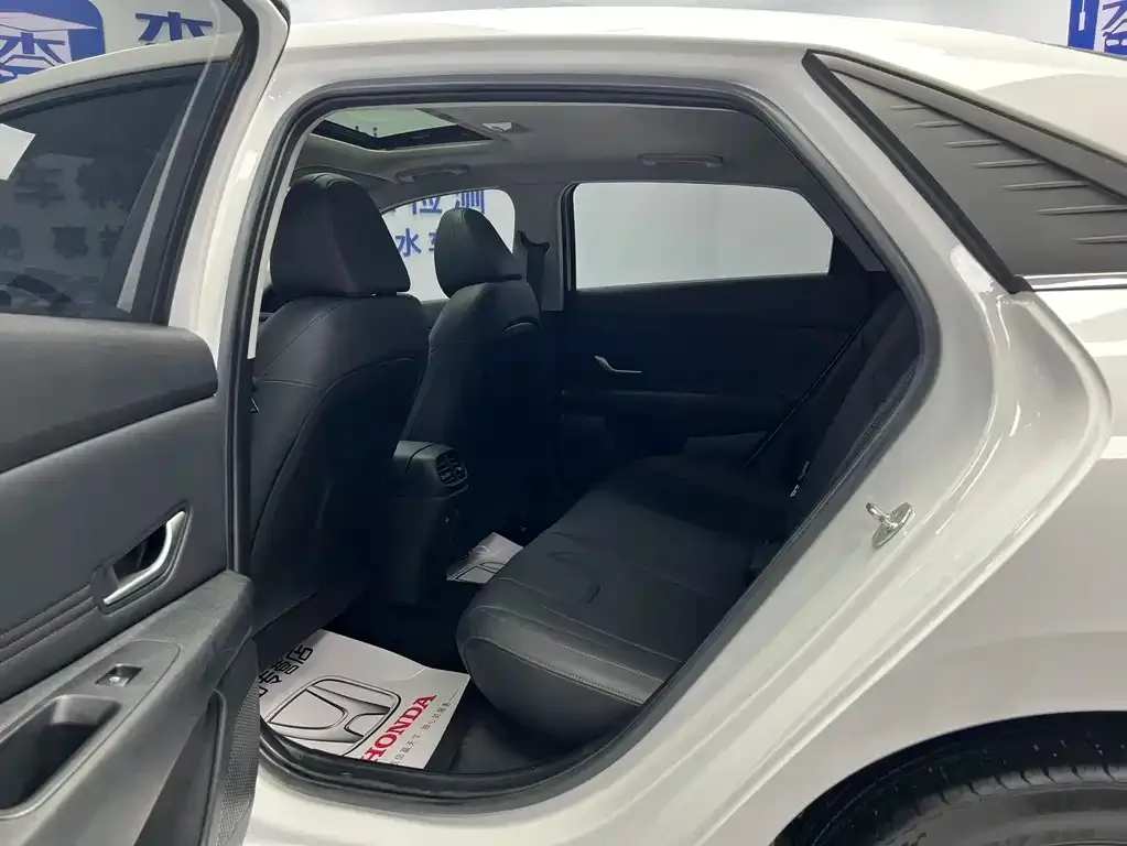 Hyundai Elantra — фото 3