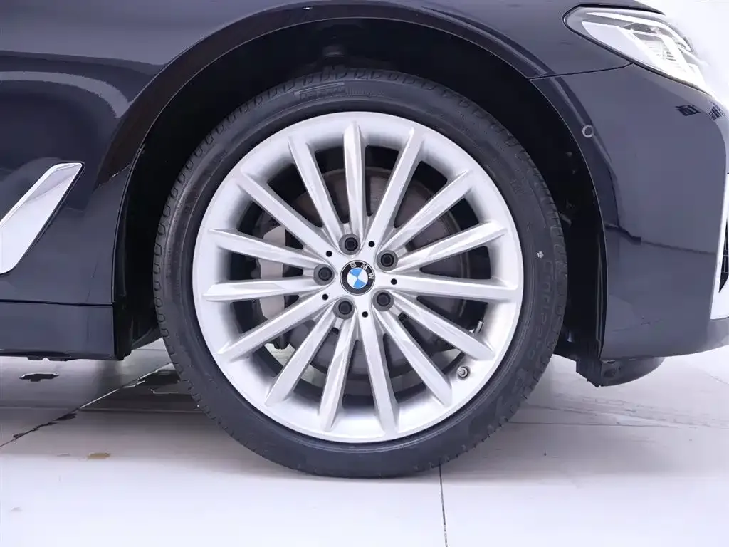BMW 5 Series — фото 4