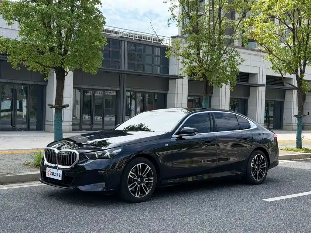 BMW 5 Series — фото 1