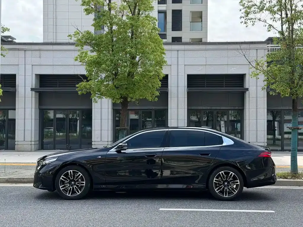BMW 5 Series — фото 10