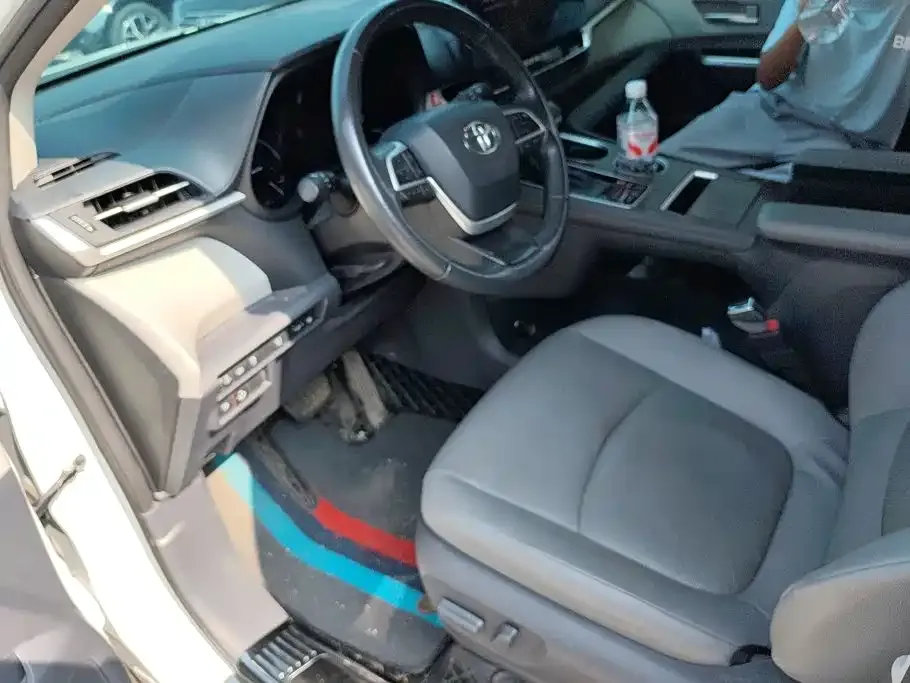 Toyota Granvia — фото 2