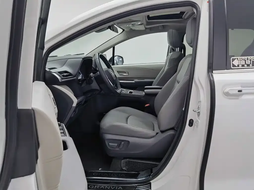 Toyota Granvia — фото 6