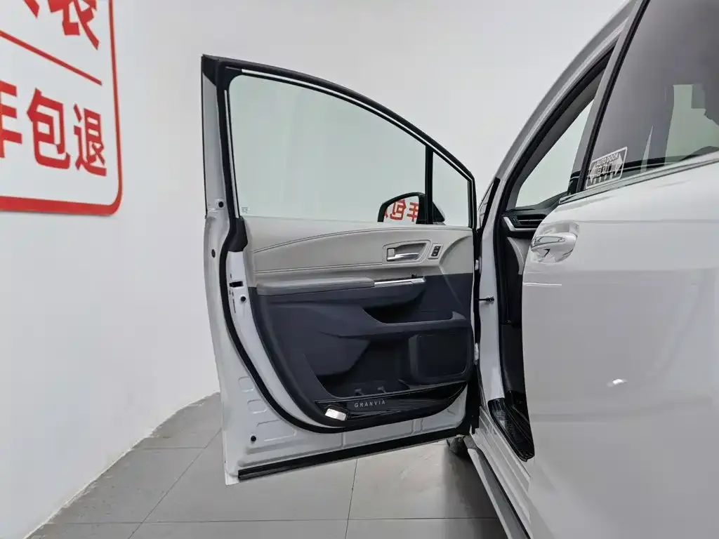 Toyota Granvia — фото 2