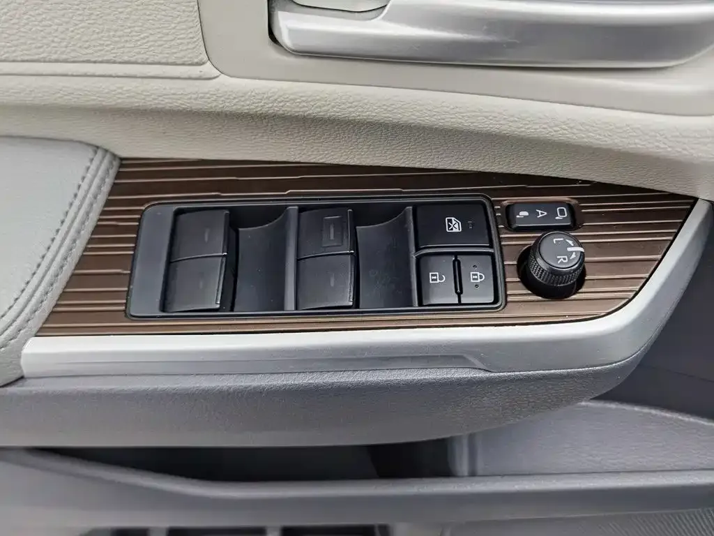 Toyota Granvia — фото 10