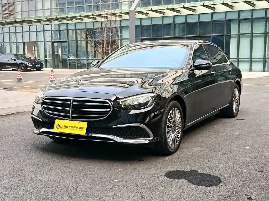 Mercedes-Benz E-Class — фото 1