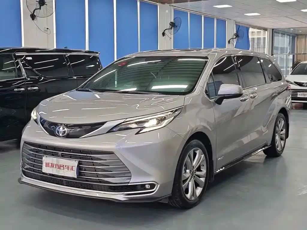 Toyota Sienna — фото 1