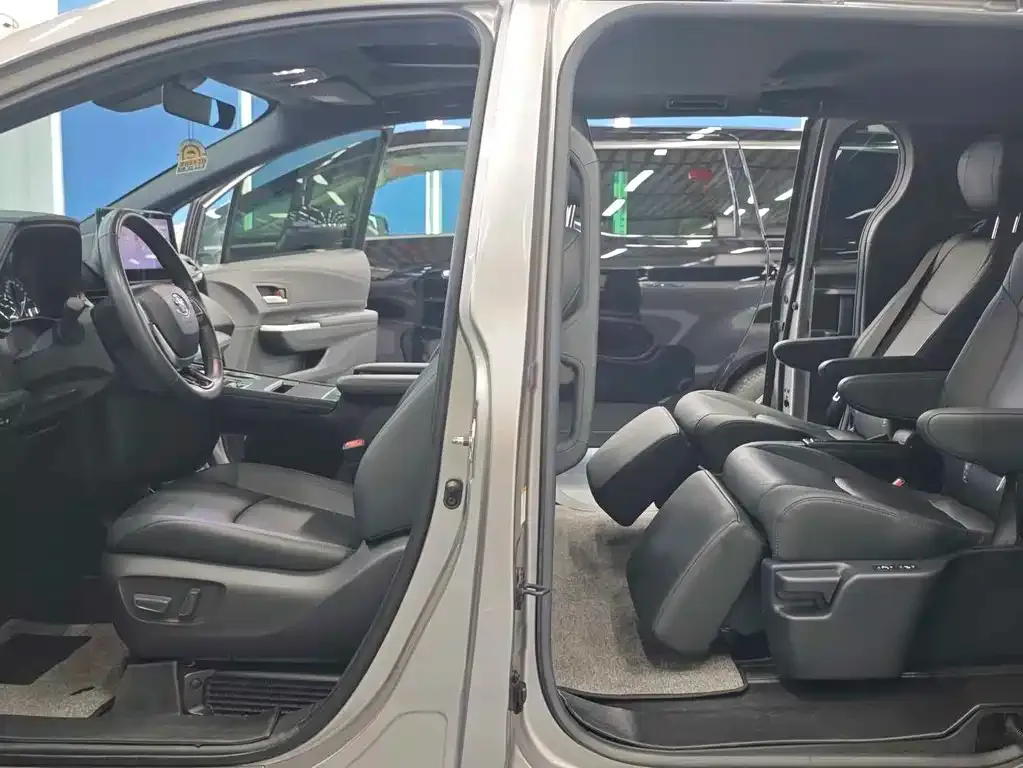 Toyota Sienna — фото 6