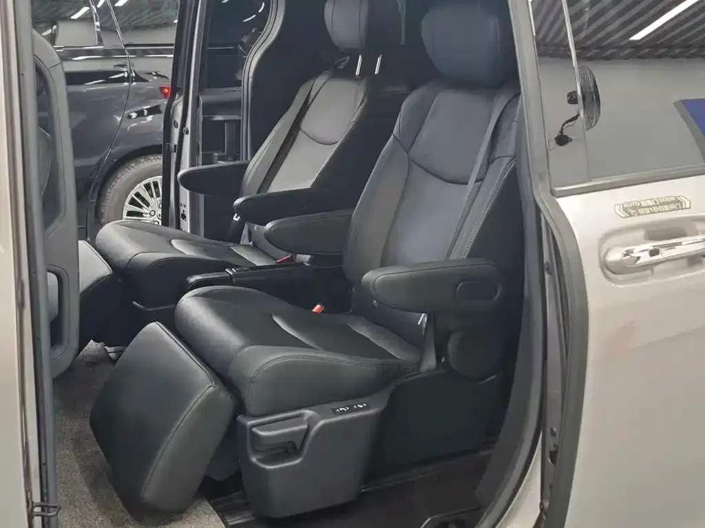 Toyota Sienna — фото 7