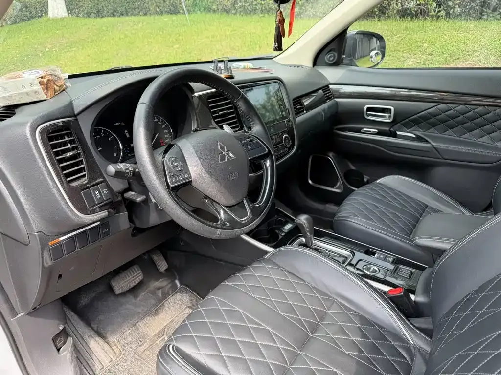 Mitsubishi Outlander — фото 3