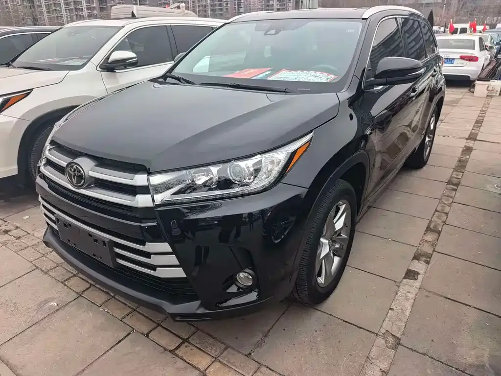 Toyota Highlander — фото 1