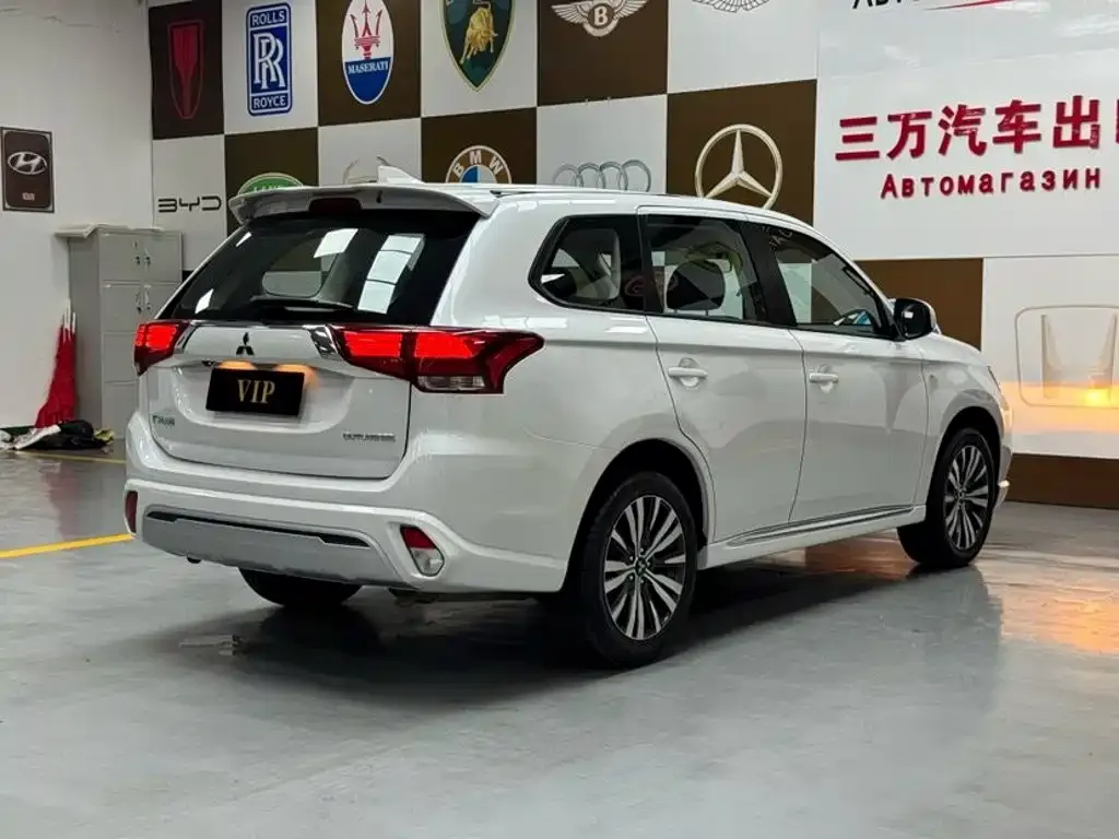 Mitsubishi Outlander — фото 5