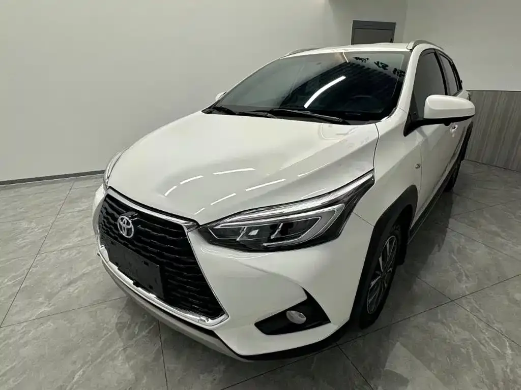 Toyota Yaris L — фото 1