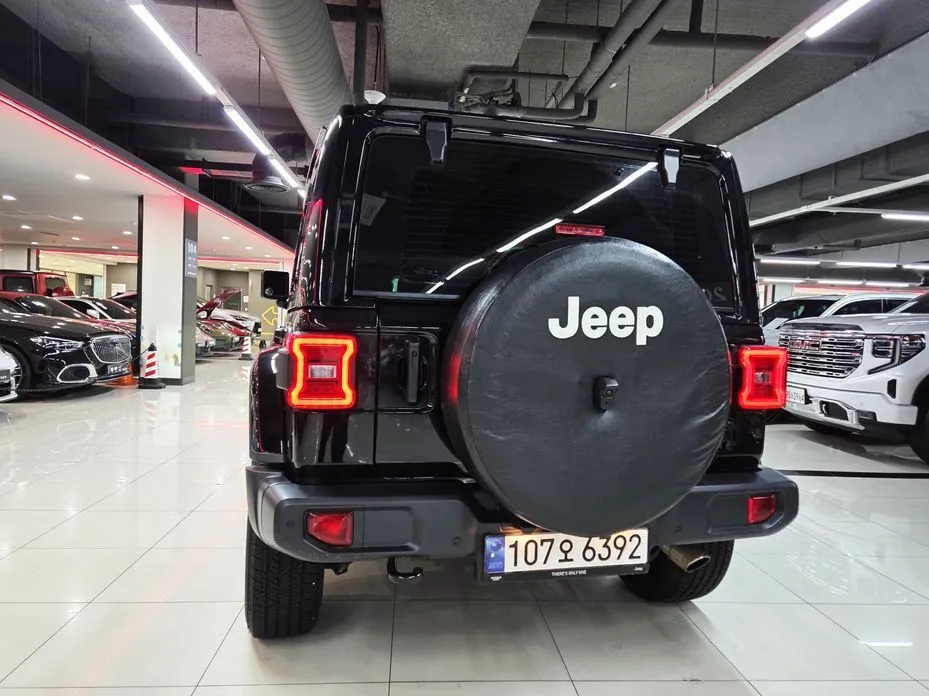 Jeep Wrangler — фото 7