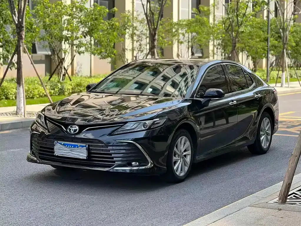 Toyota Camry — фото 1