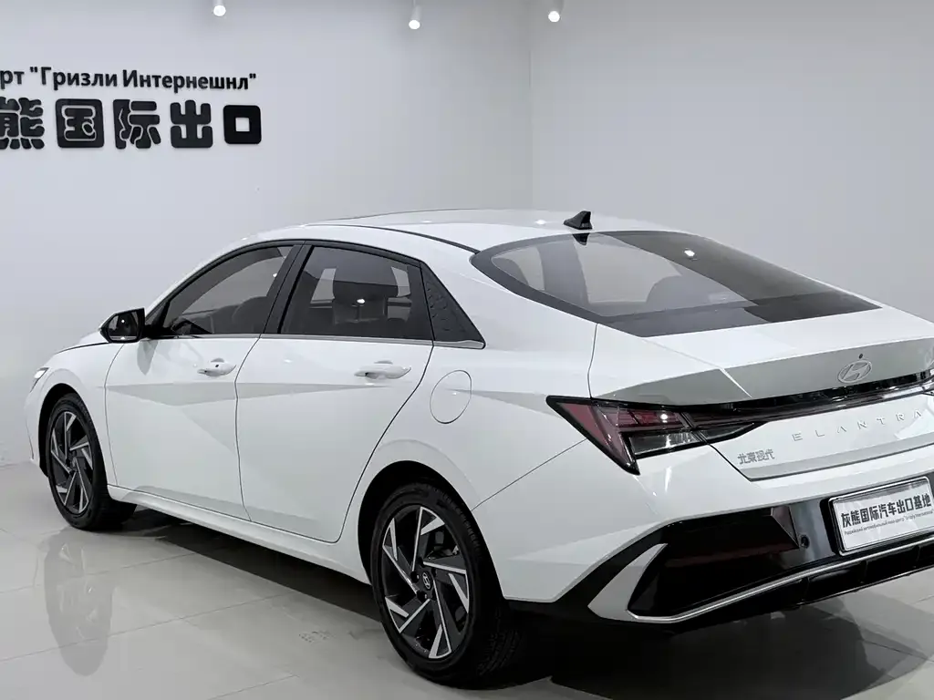 Hyundai Elantra — фото 4