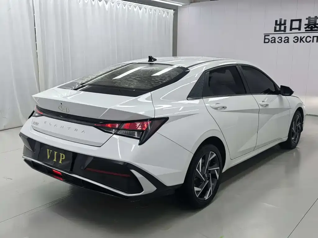 Hyundai Elantra — фото 3