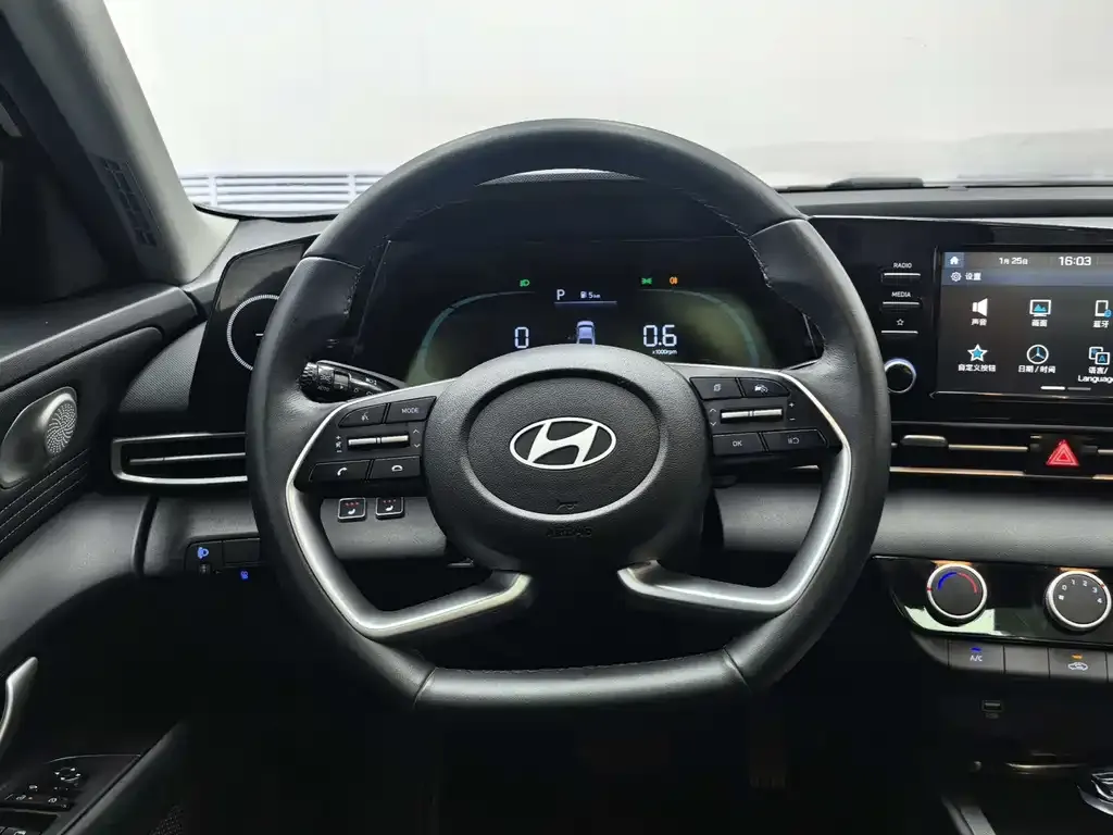Hyundai Elantra — фото 2