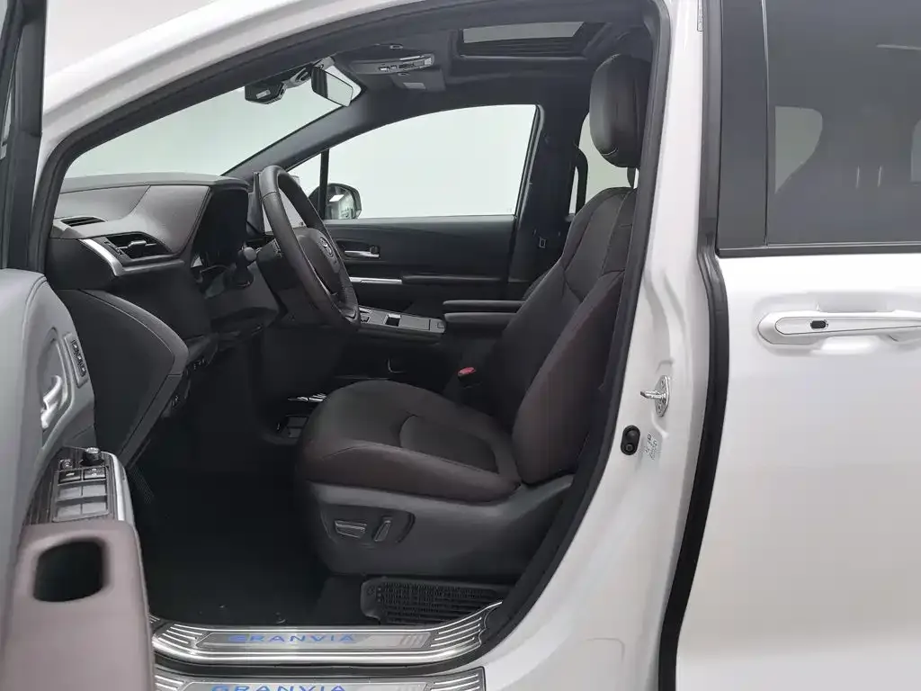 Toyota Granvia — фото 8