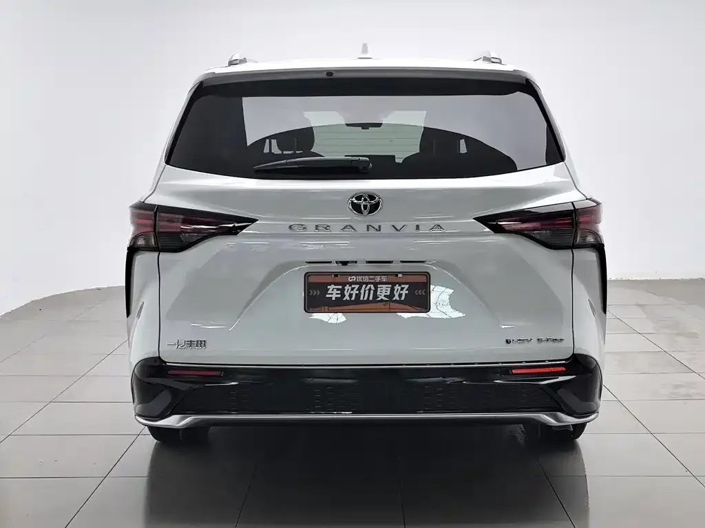 Toyota Granvia — фото 4