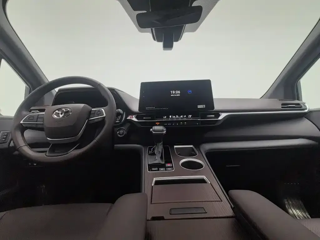 Toyota Granvia — фото 2