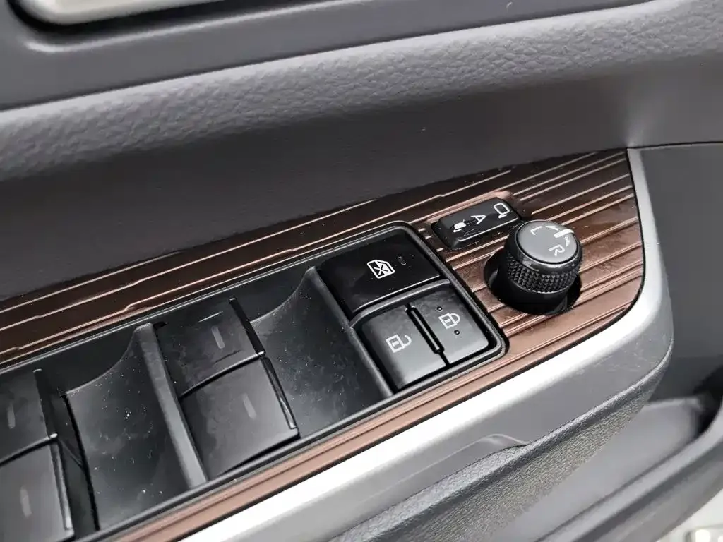 Toyota Granvia — фото 9