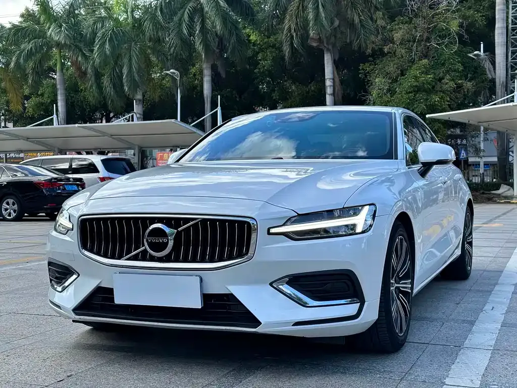 Volvo S60 — фото 1