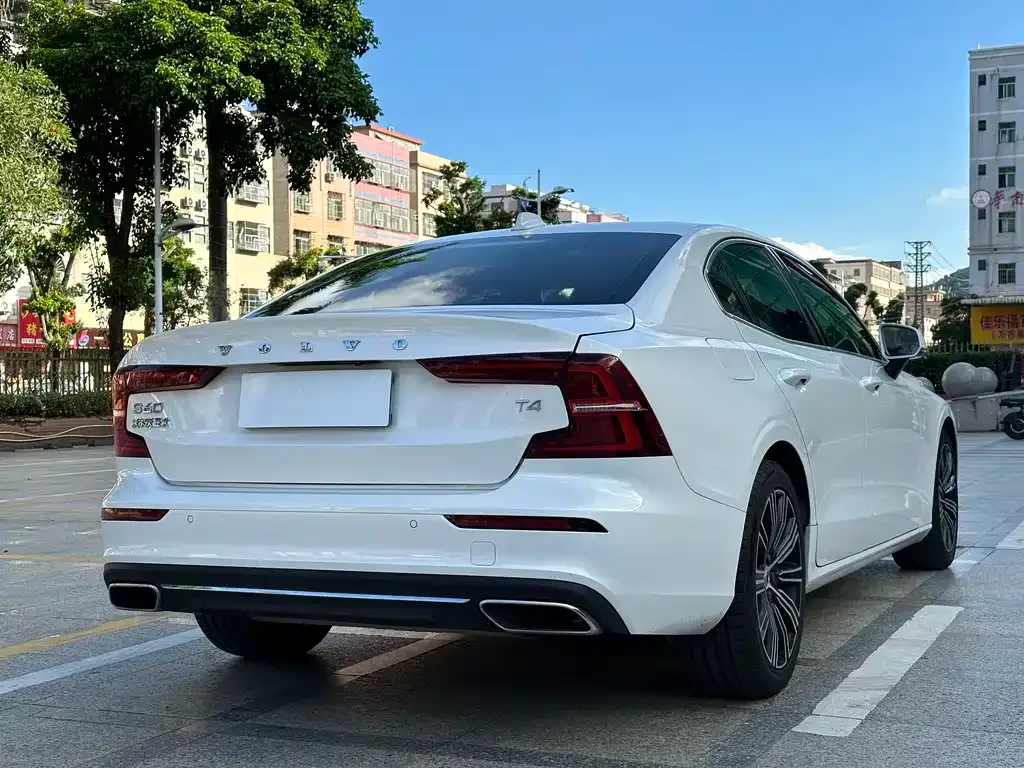 Volvo S60 — фото 10