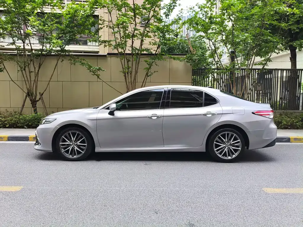 Toyota Camry — фото 8