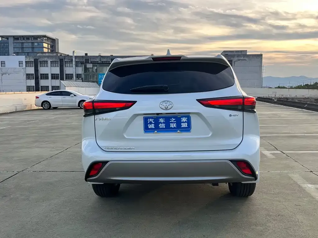 Toyota Highlander — фото 10