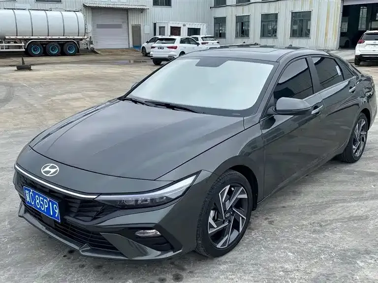 Hyundai Elantra — фото 1