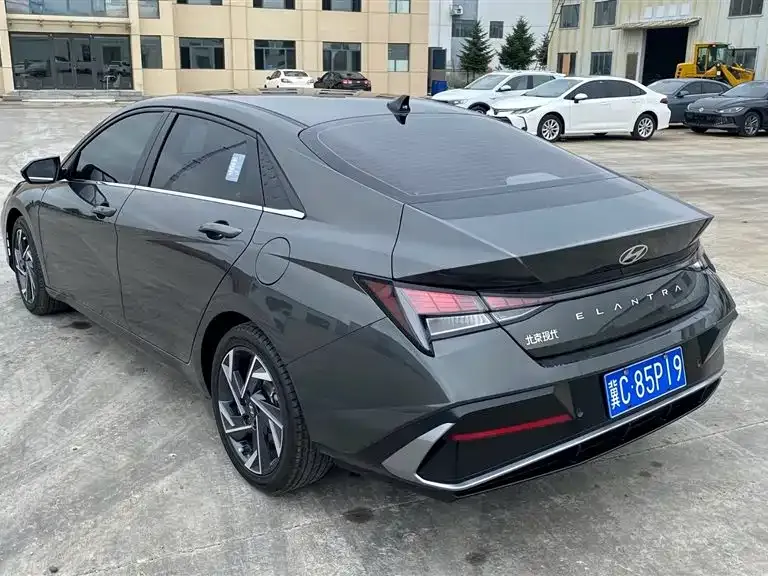 Hyundai Elantra — фото 3