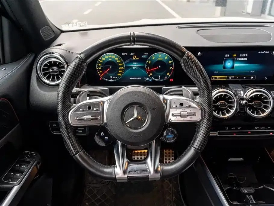 Mercedes-Benz GLB AMG — фото 10