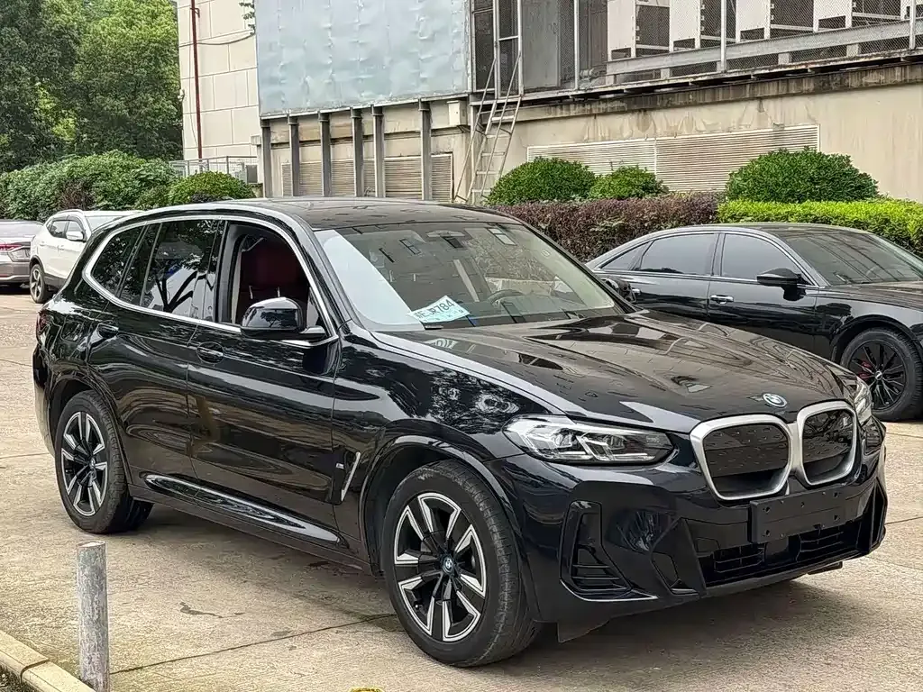 BMW iX3 — фото 10
