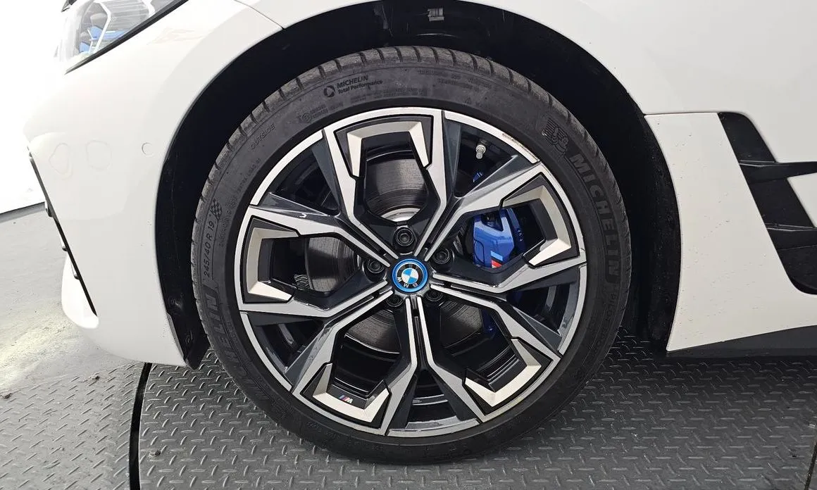 BMW i4 — фото 6