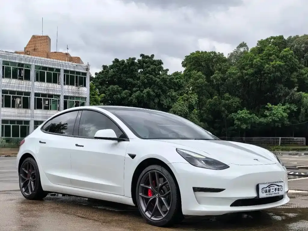 Tesla Model 3 — фото 9