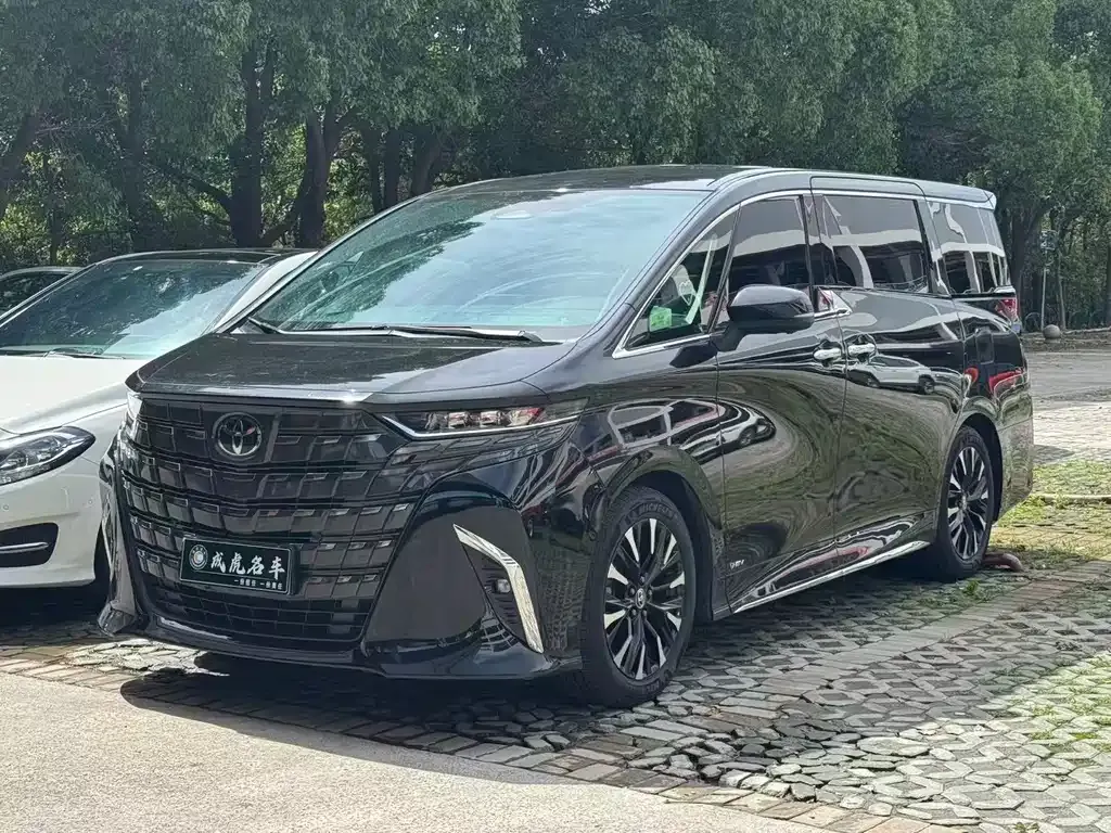 Toyota Alphard — фото 1